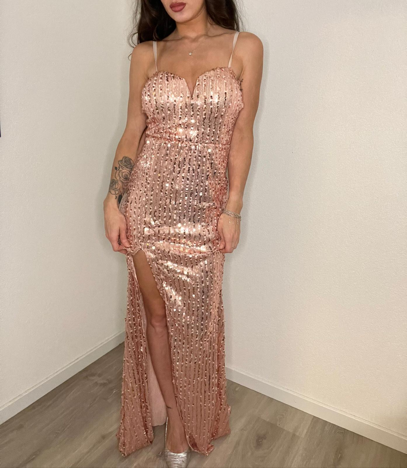 Robe filet à sequins